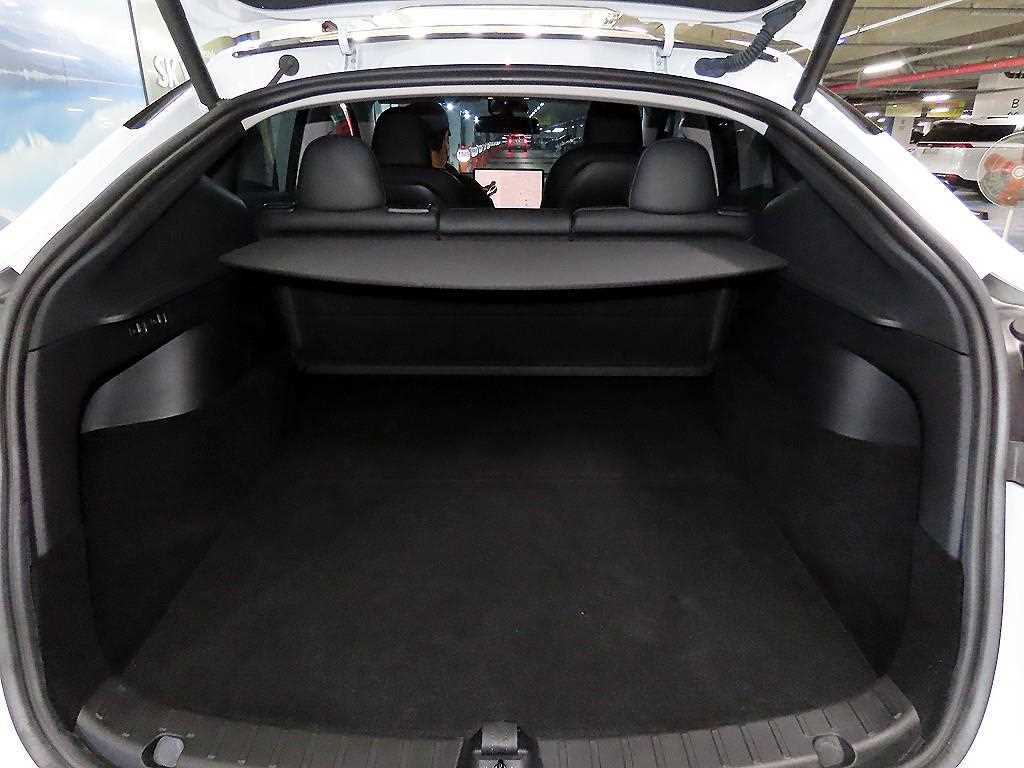 Tesla Model Y — photo 18