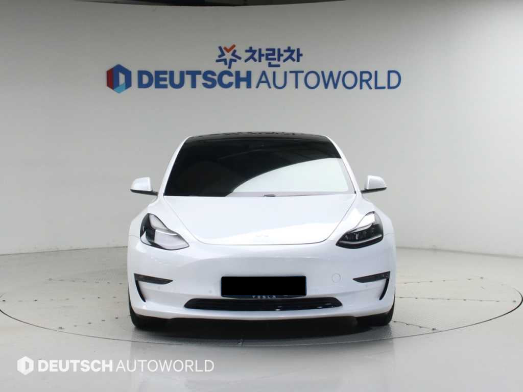 Tesla Model 3 — photo 03
