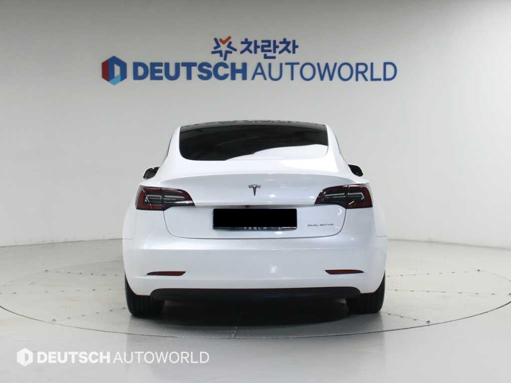 Tesla Model 3 — photo 04