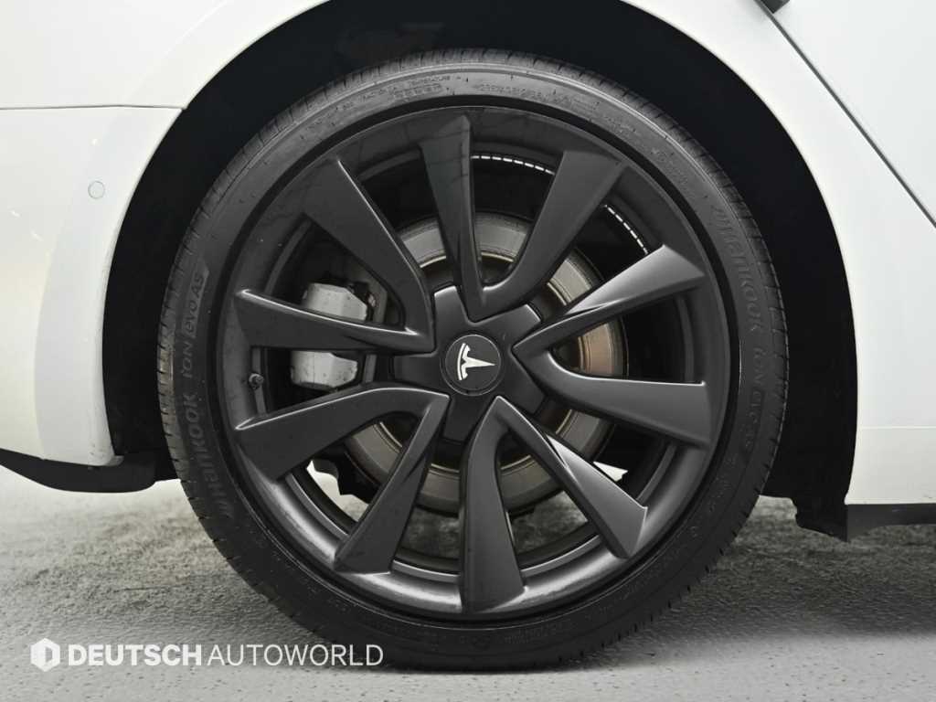 Tesla Model 3 — photo 05