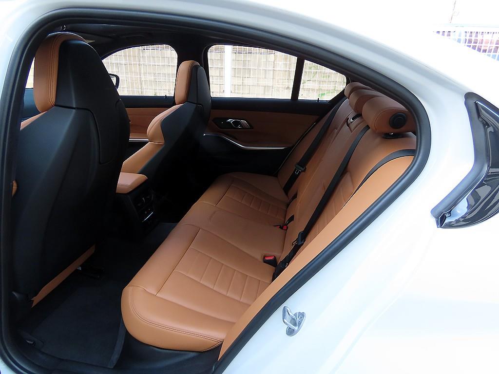 BMW 3-Series — photo 06