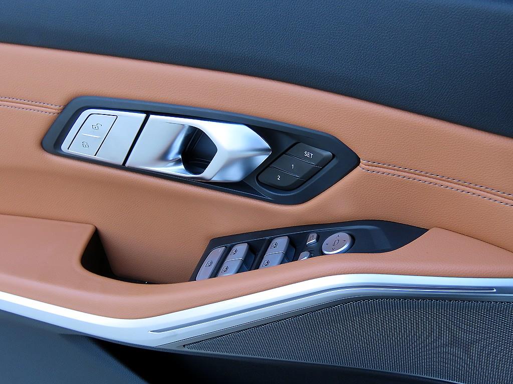BMW 3-Series — photo 12