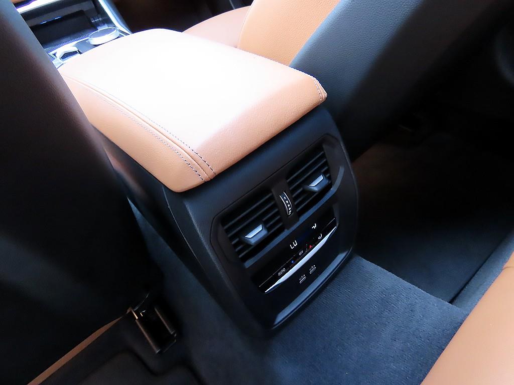 BMW 3-Series — photo 16