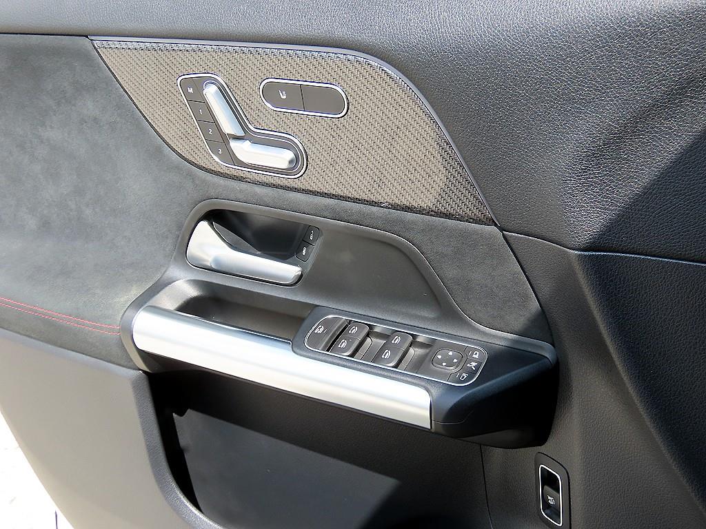 Mercedes-Benz GLA-Class — photo 11