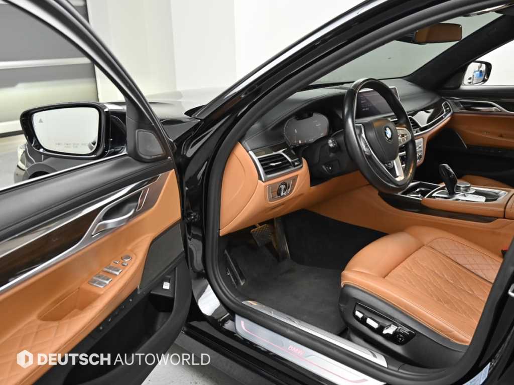 BMW 7-Series — photo 11