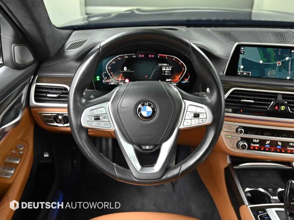 BMW 7-Series — photo 13