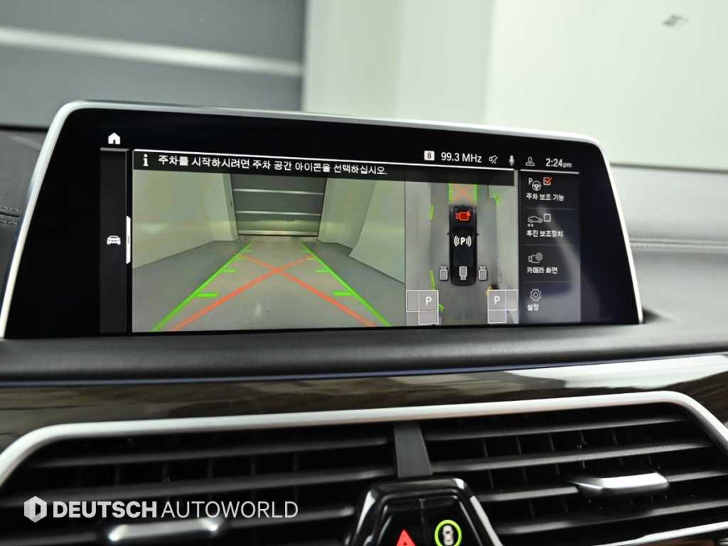 BMW 7-Series — photo 15