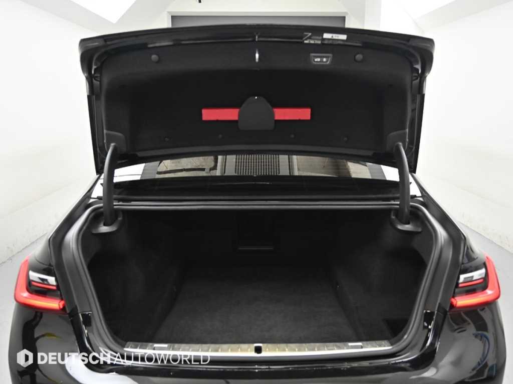 BMW 7-Series — photo 19