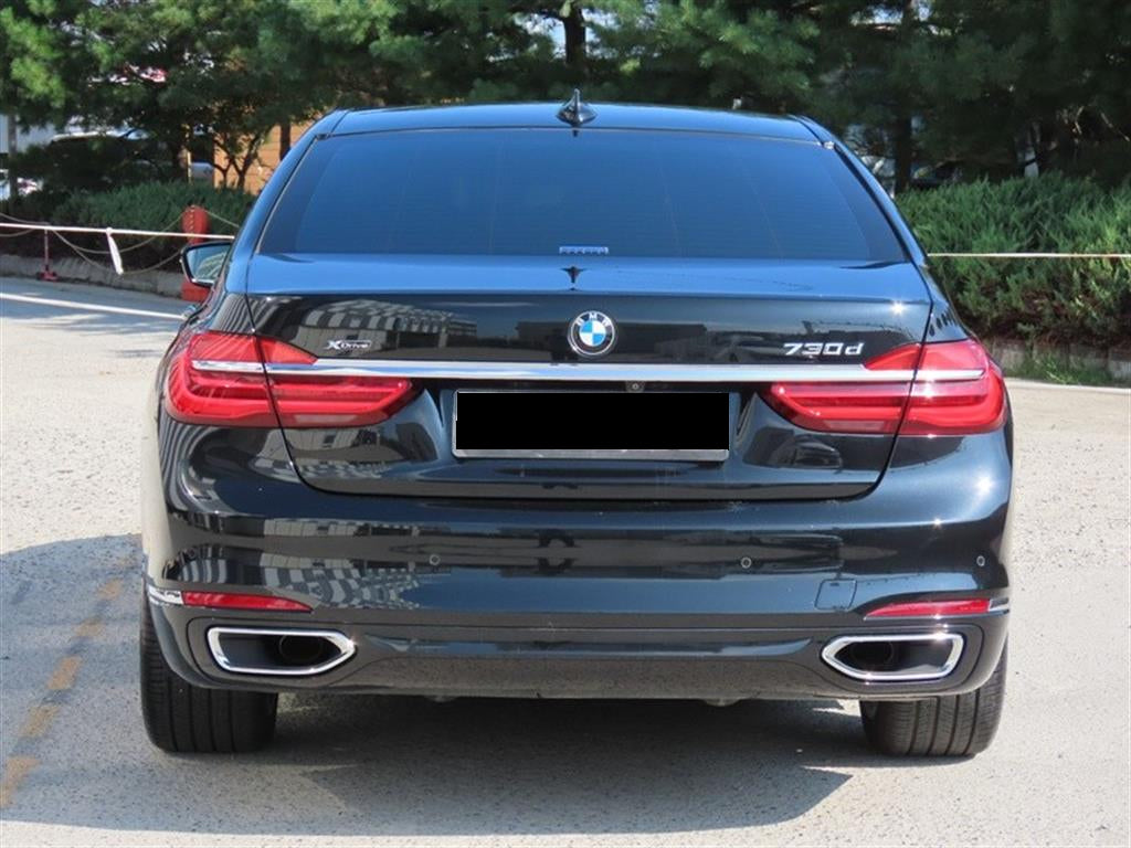 BMW 7-Series — photo 04