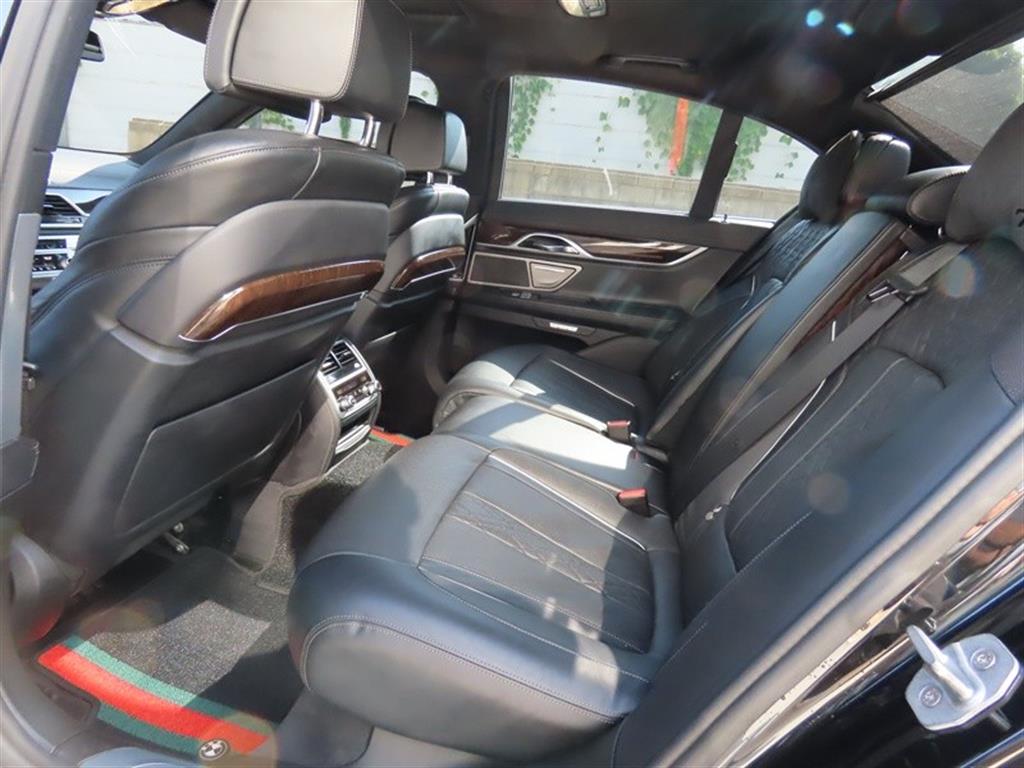 BMW 7-Series — photo 07
