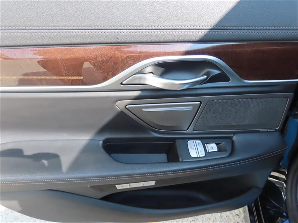 BMW 7-Series — photo 08