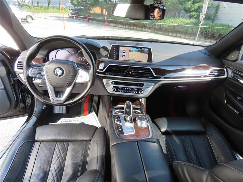 BMW 7-Series — photo 09