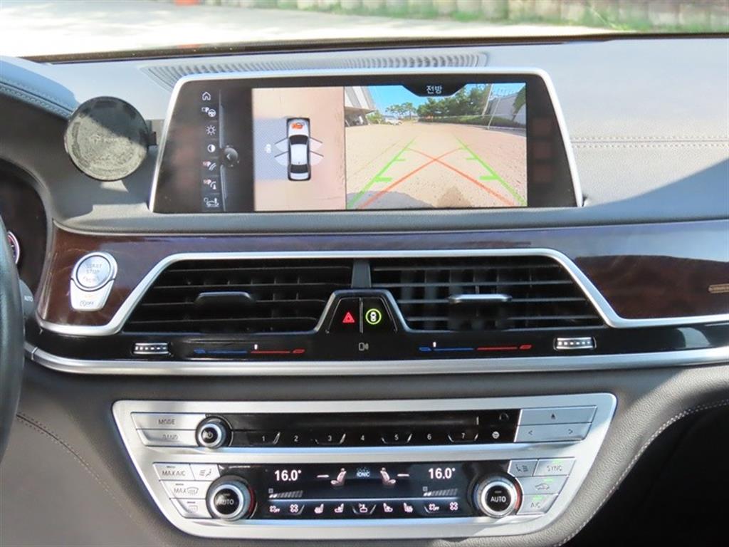 BMW 7-Series — photo 11