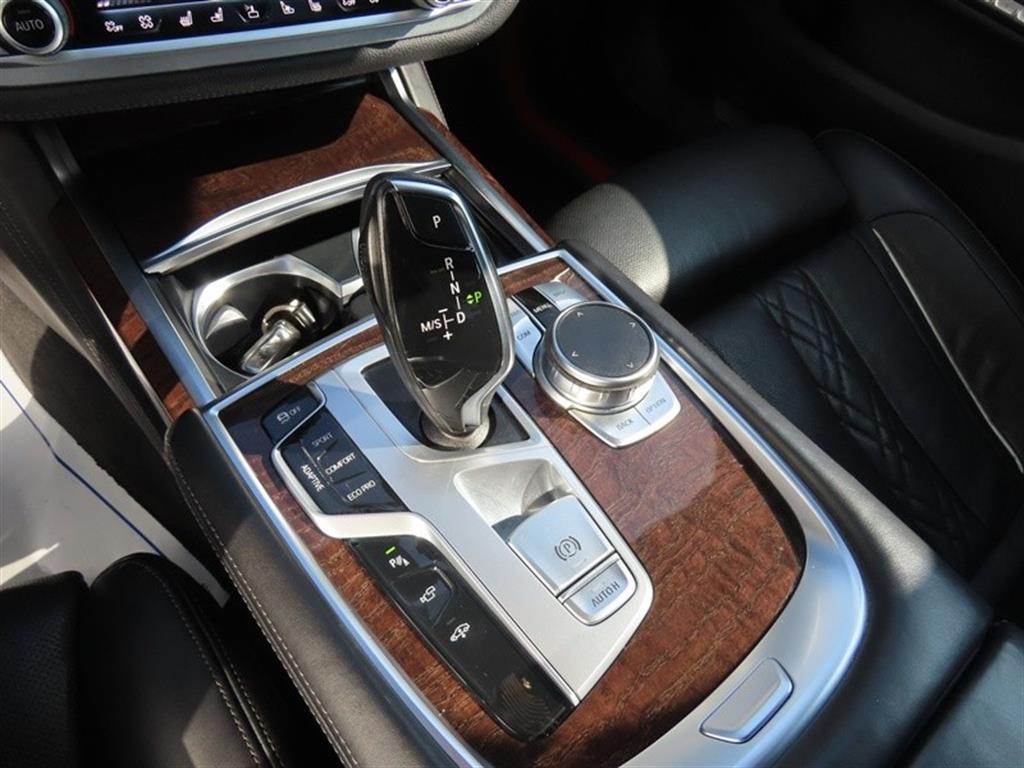 BMW 7-Series — photo 14