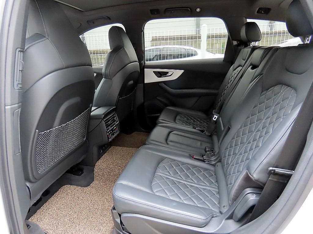 Audi Q7 — photo 06