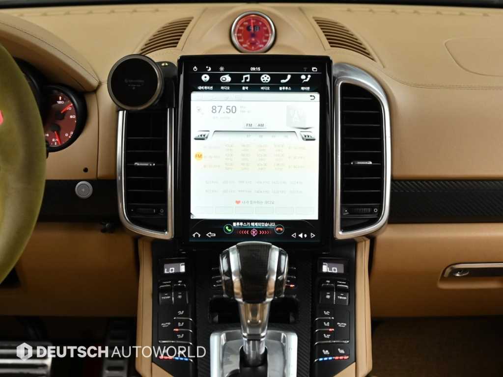 Porsche Cayenne — photo 14