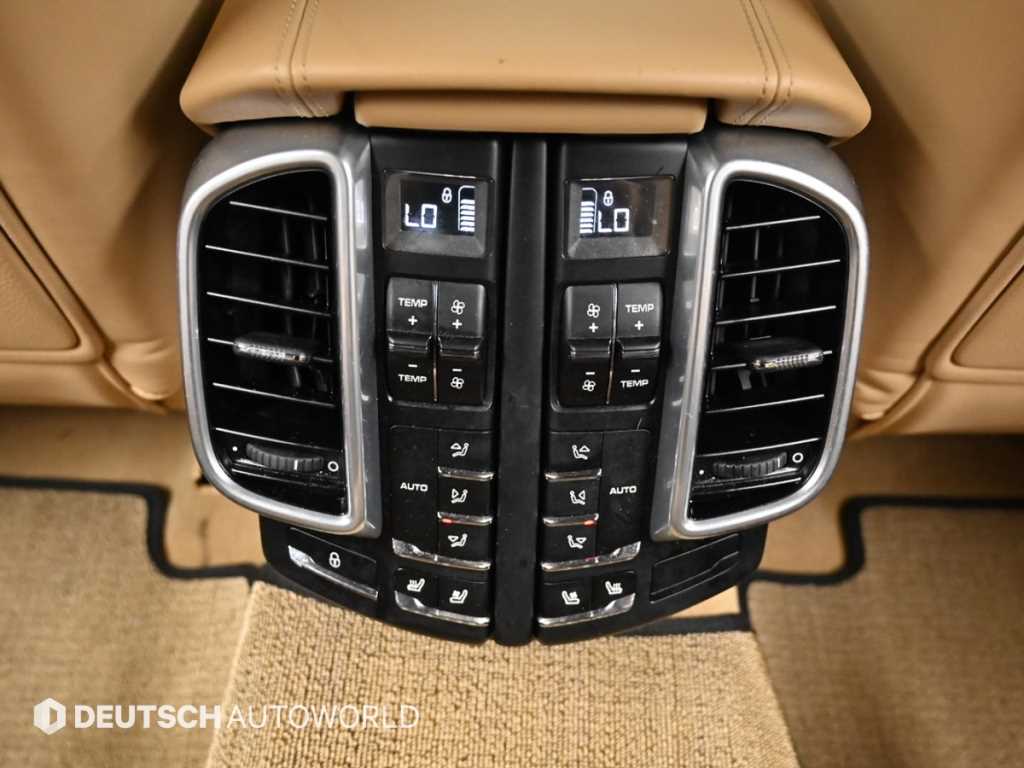 Porsche Cayenne — photo 16