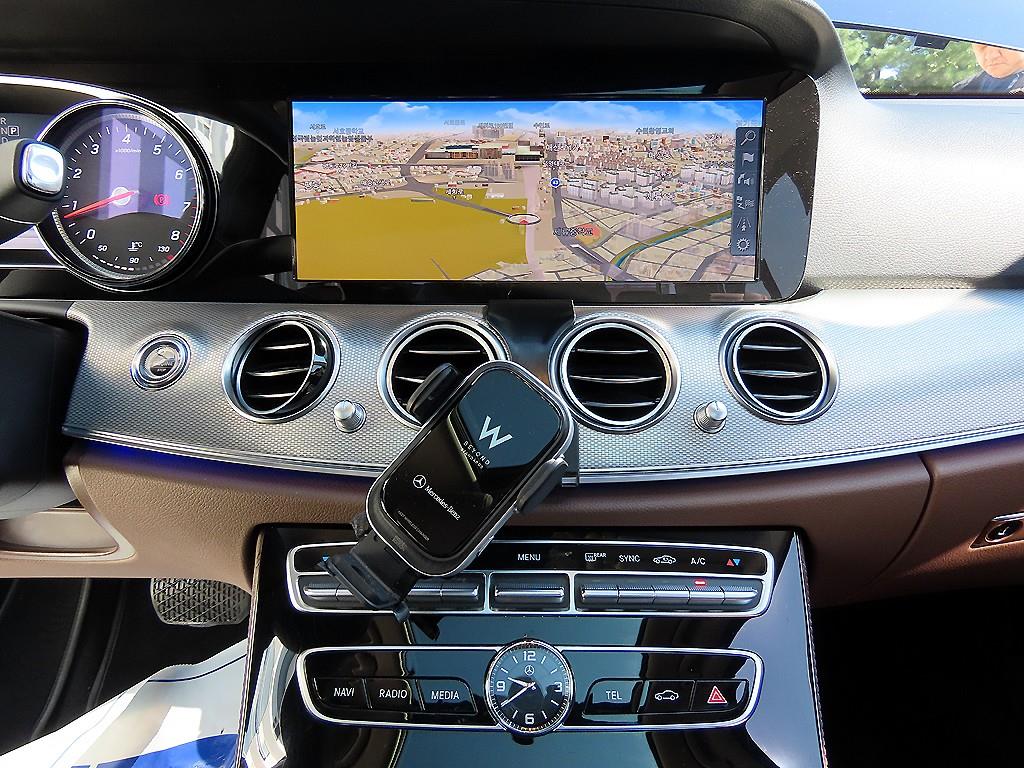 Mercedes-Benz E-Class — photo 14