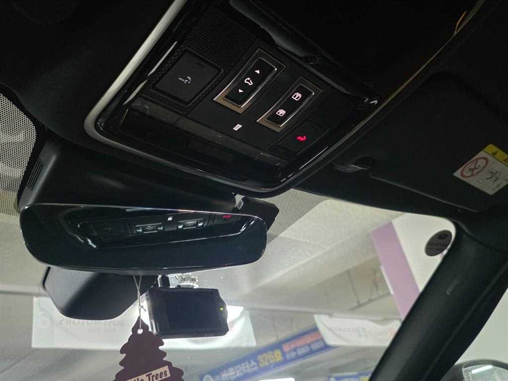 Land Rover Range Rover Velar — photo 14