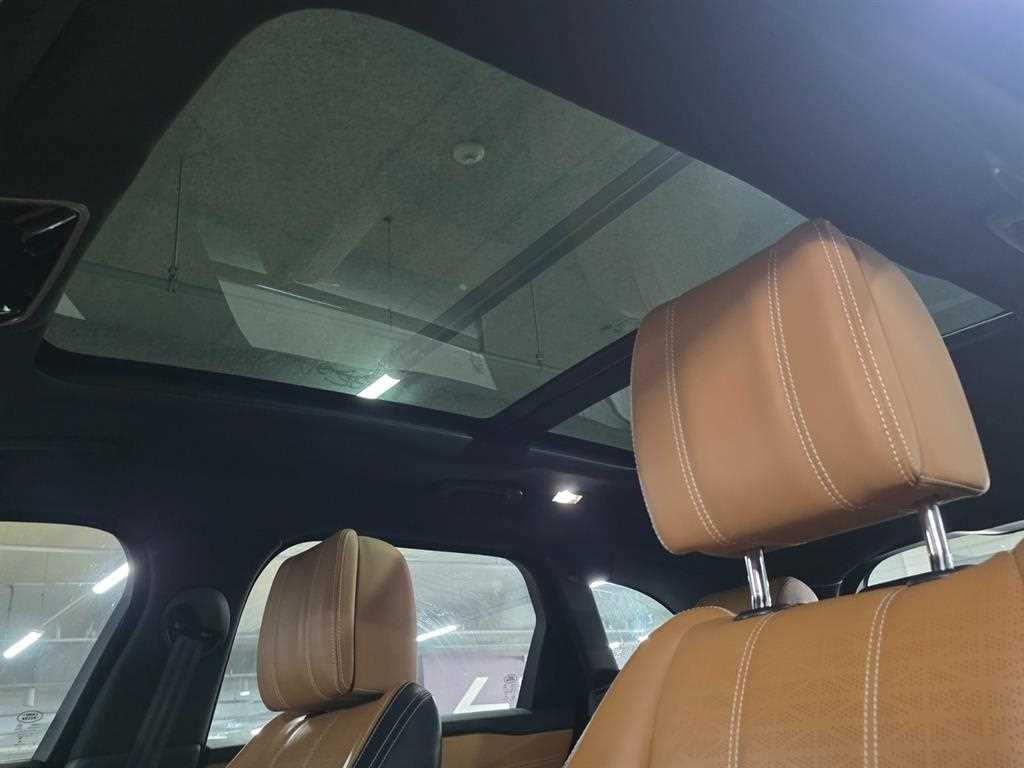 Land Rover Range Rover Velar — photo 15