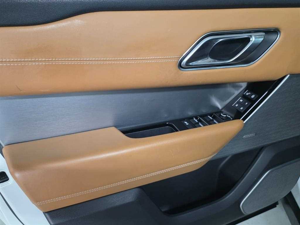 Land Rover Range Rover Velar — photo 16