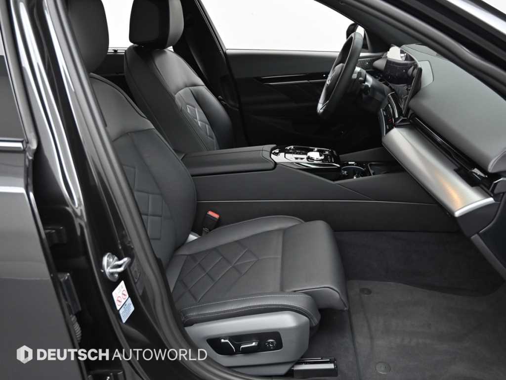 BMW 5-Series — photo 10