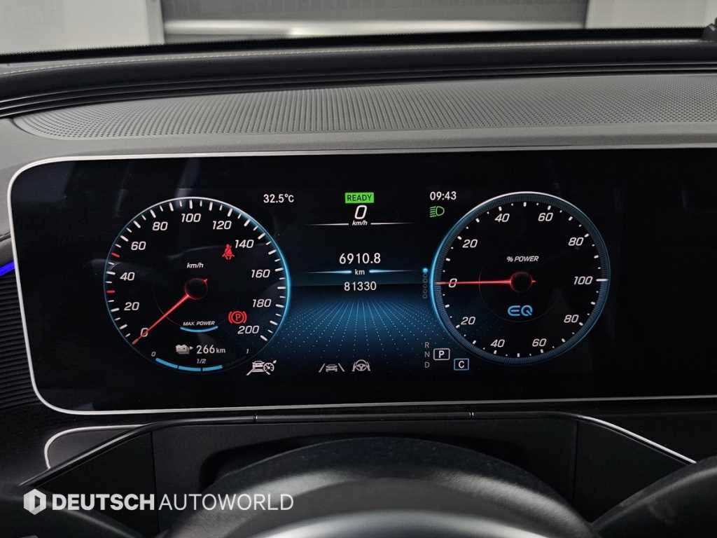 Mercedes-Benz EQC — photo 08