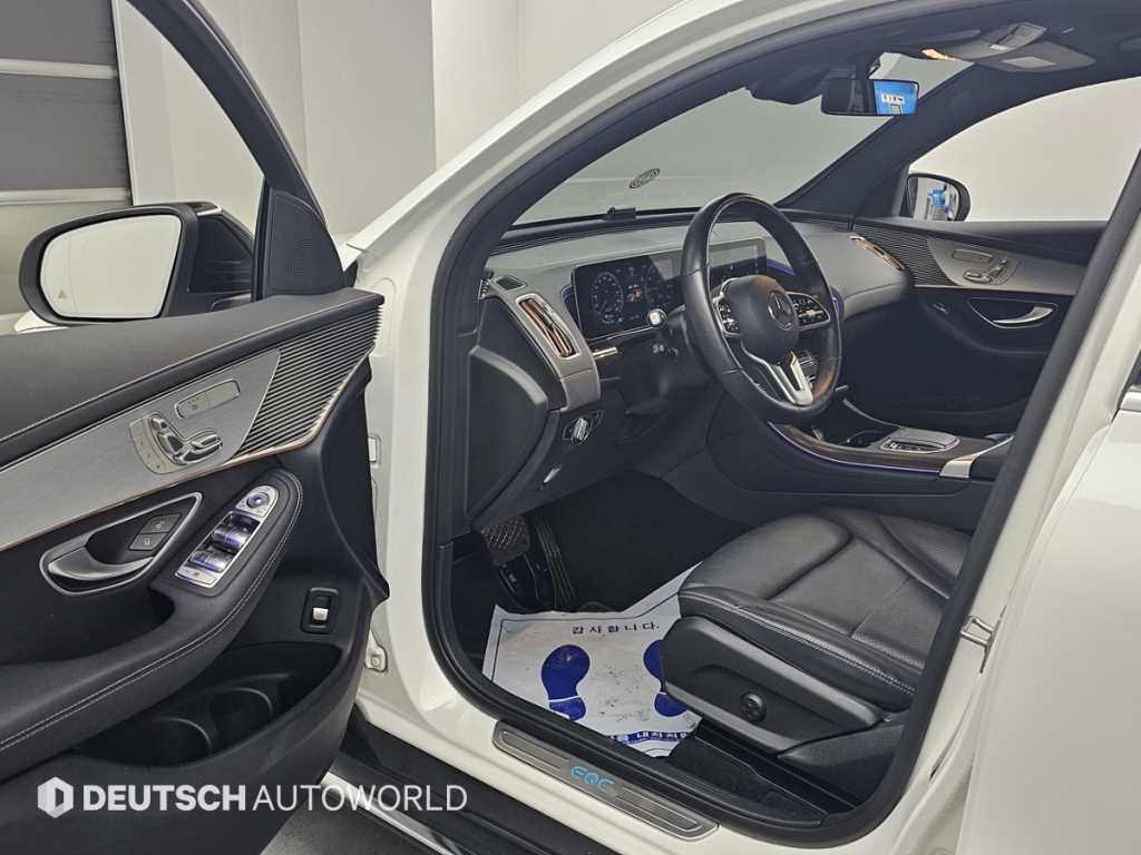 Mercedes-Benz EQC — photo 11
