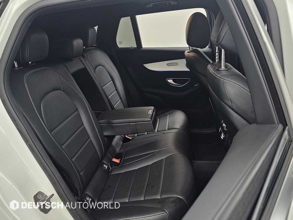 Mercedes-Benz EQC — photo 12