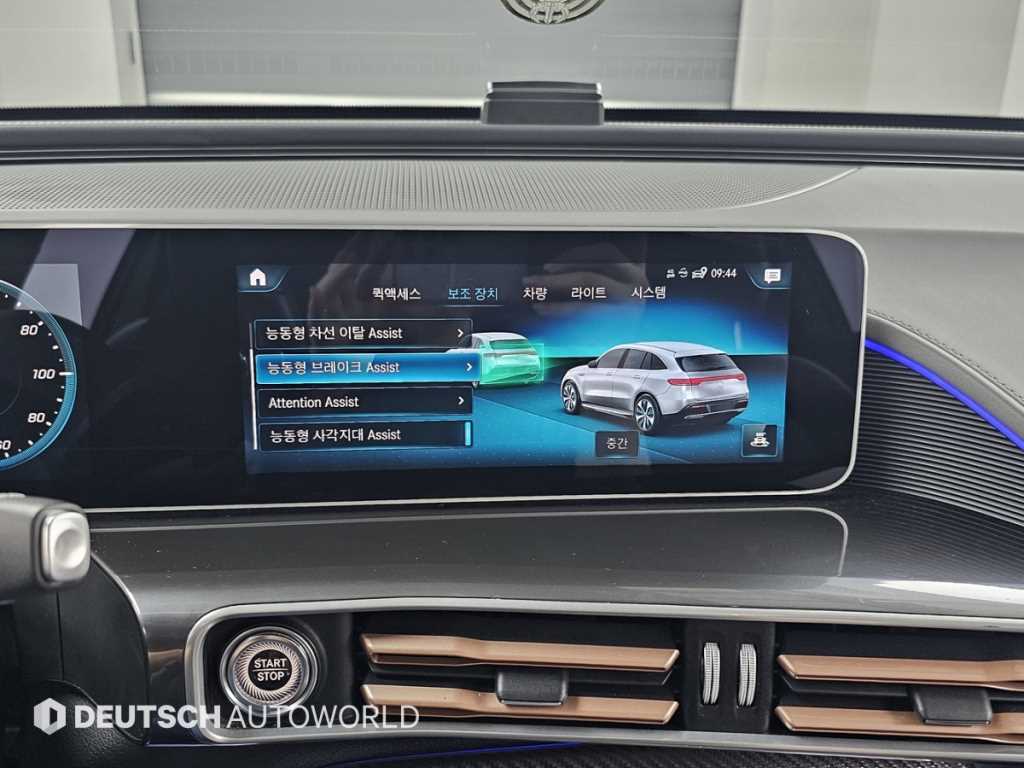 Mercedes-Benz EQC — photo 17