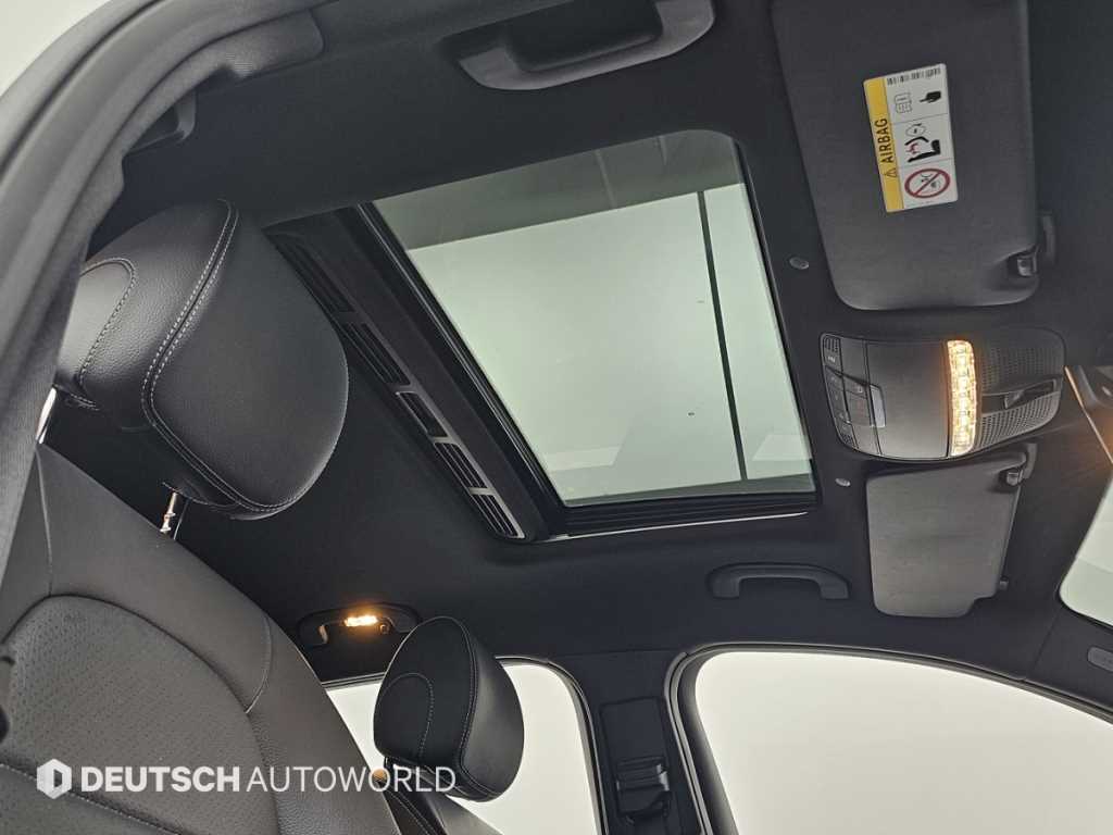 Mercedes-Benz EQC — photo 18