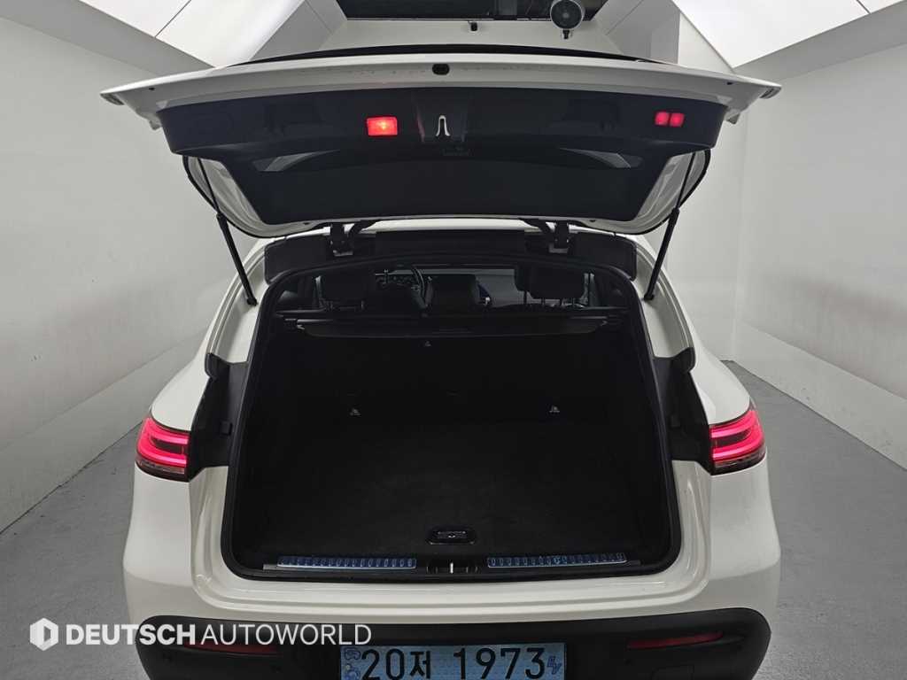 Mercedes-Benz EQC — photo 19
