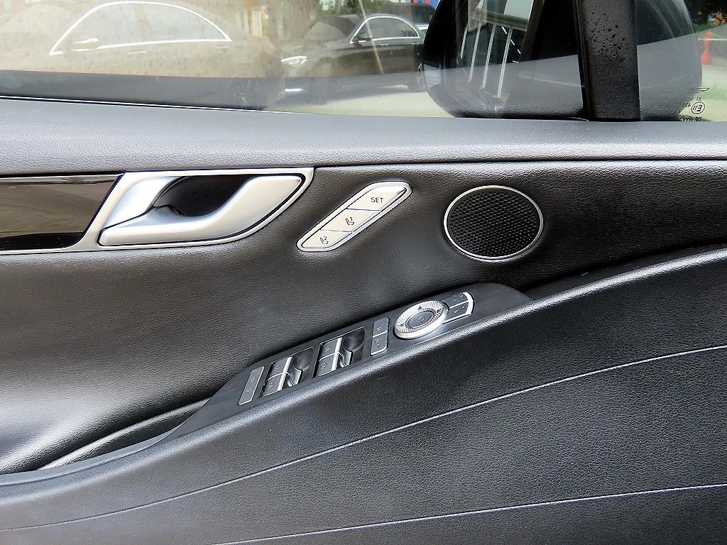 Genesis G80 — photo 12