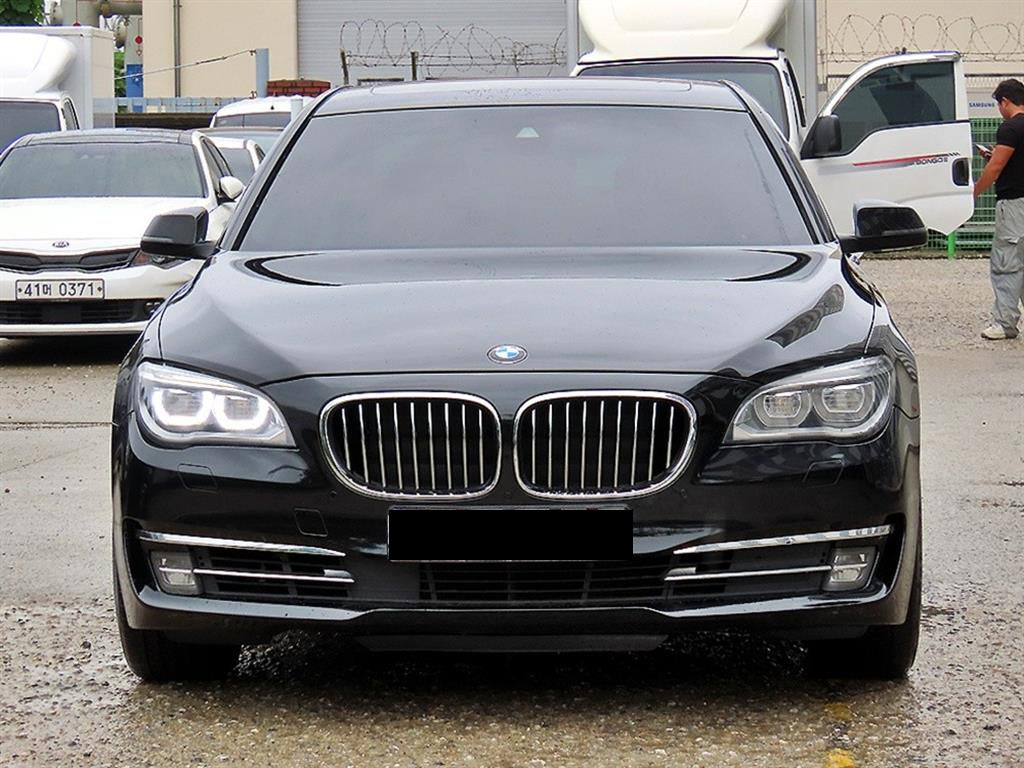 BMW 7-Series — photo 01