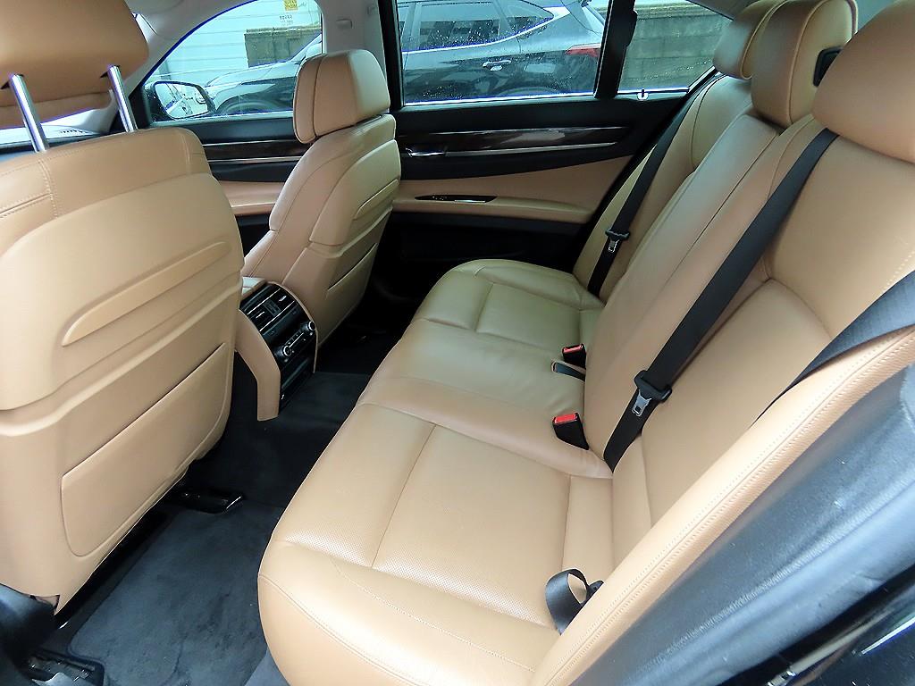 BMW 7-Series — photo 06
