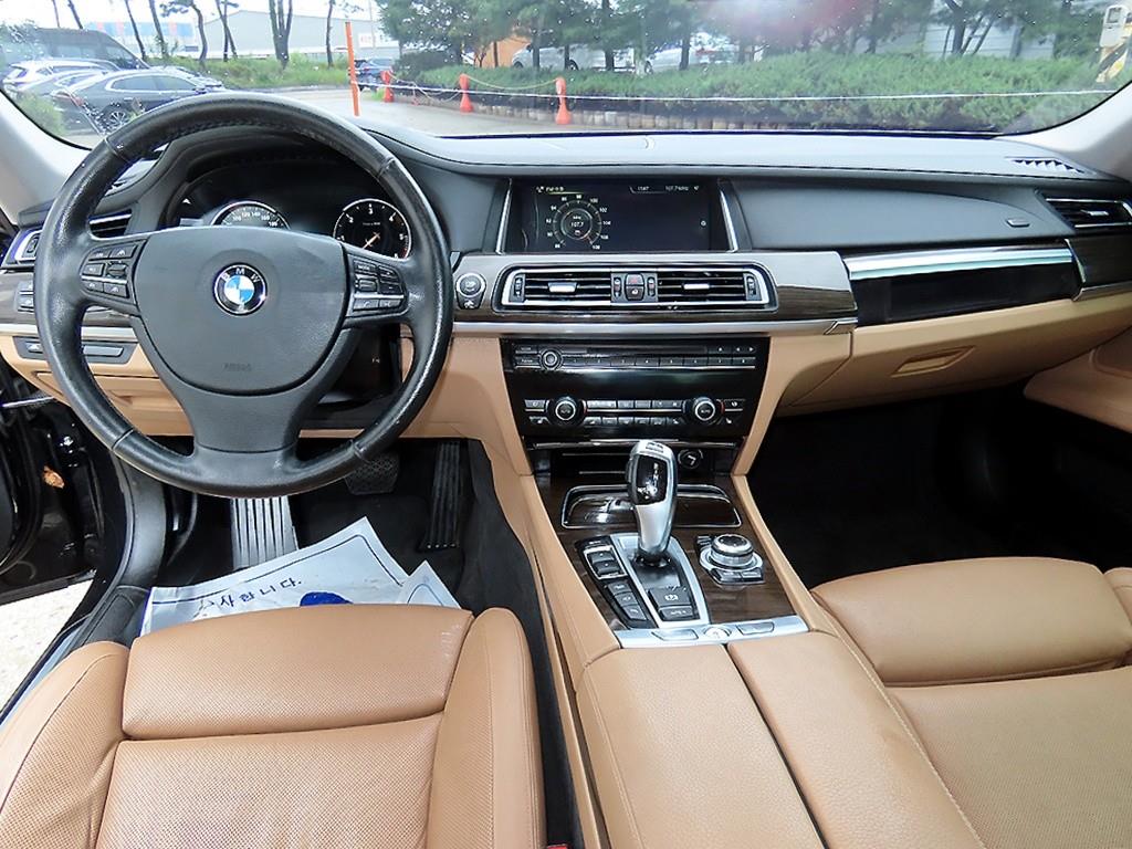 BMW 7-Series — photo 07