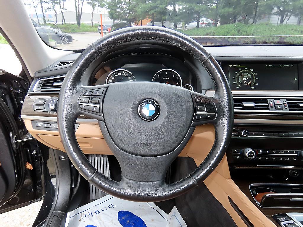 BMW 7-Series — photo 08