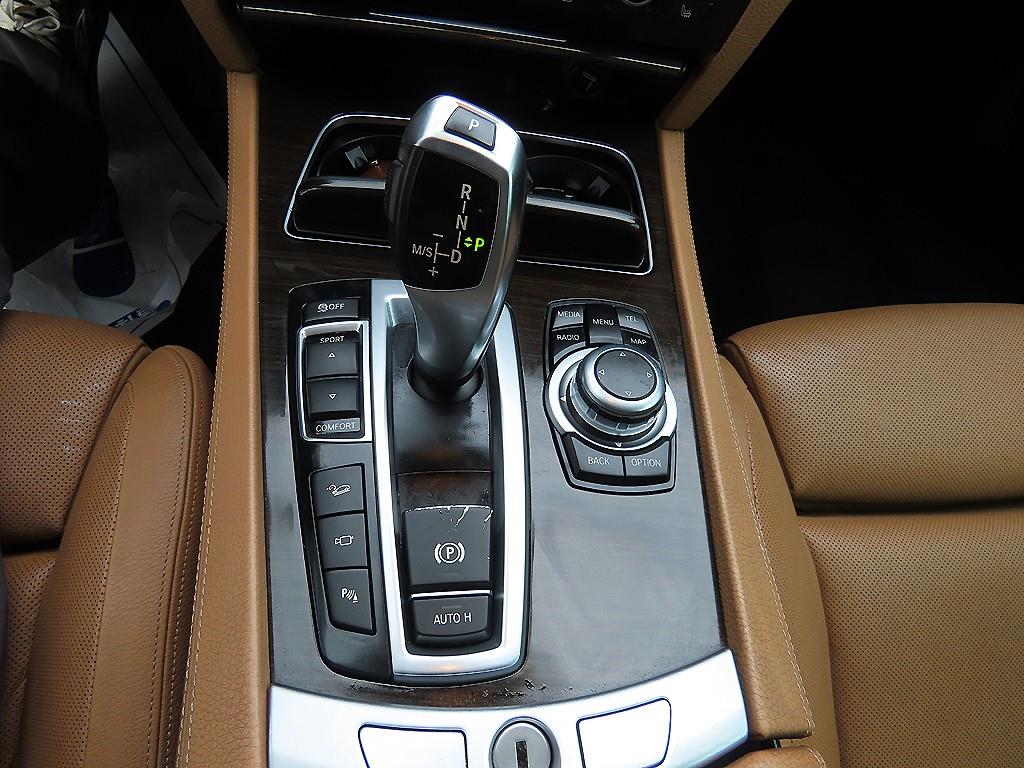 BMW 7-Series — photo 11