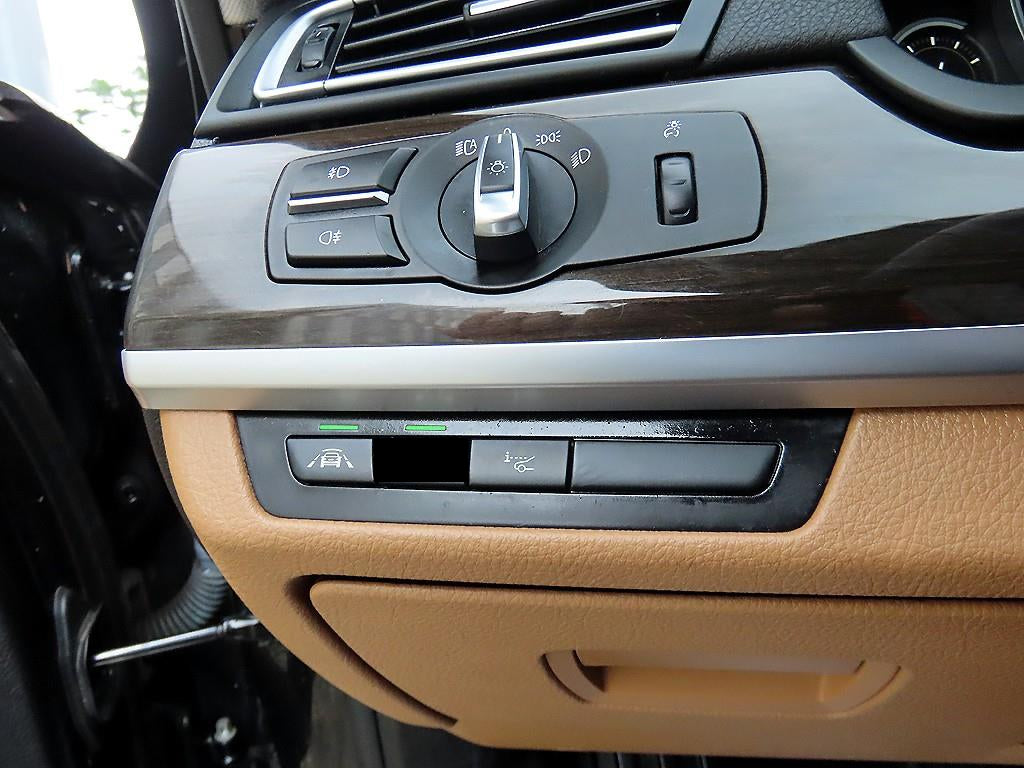 BMW 7-Series — photo 12