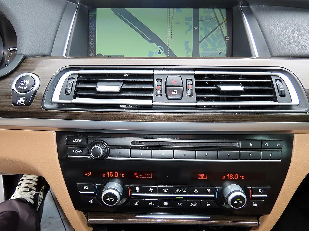 BMW 7-Series — photo 13