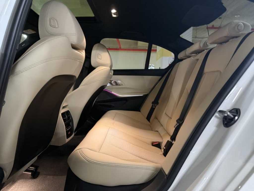BMW 3-Series — photo 12