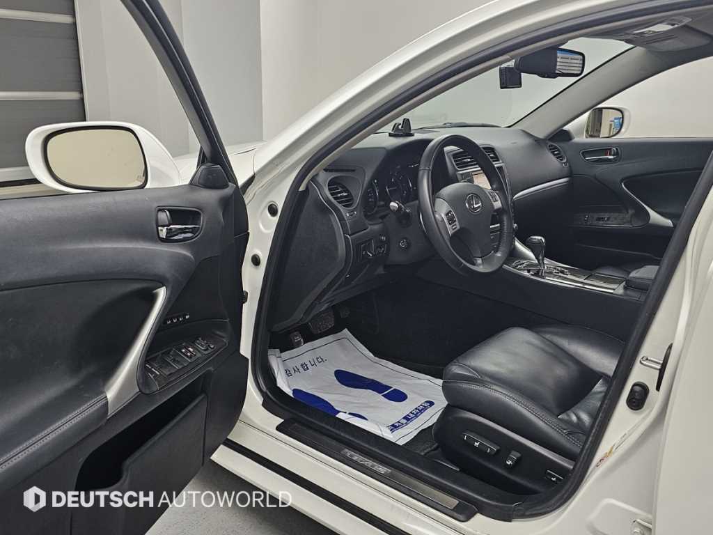 Lexus IS — photo 11