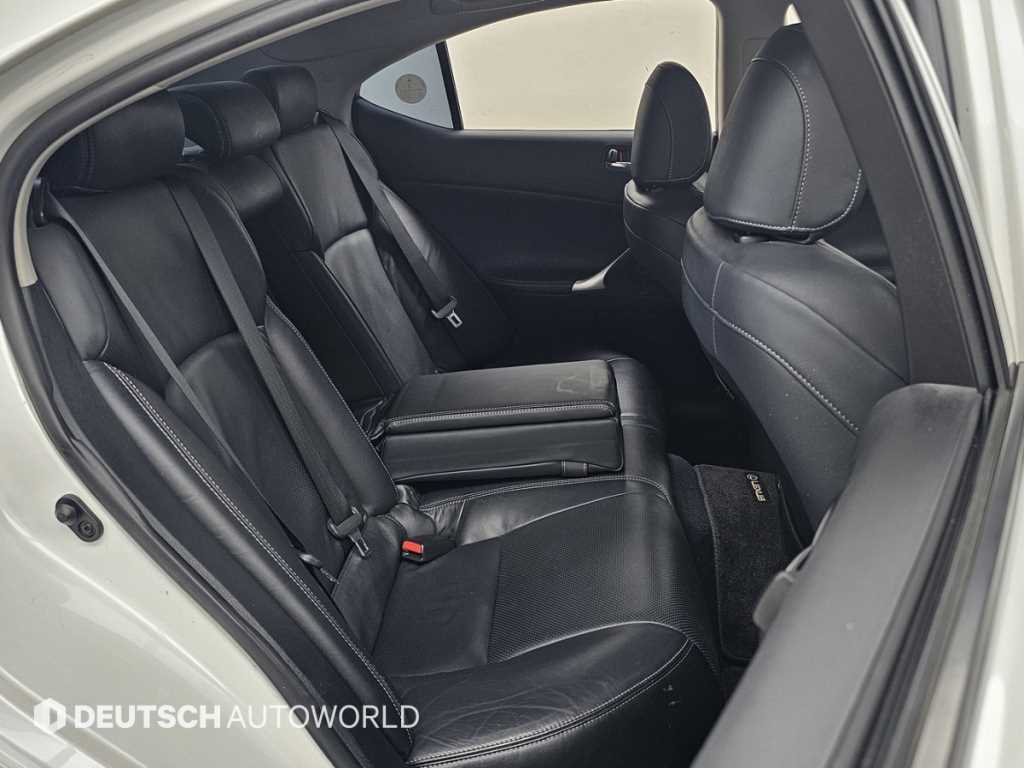 Lexus IS — photo 12