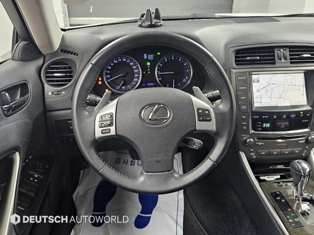 Lexus IS — photo 13