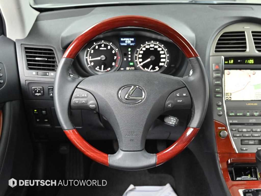 Lexus ES — photo 13