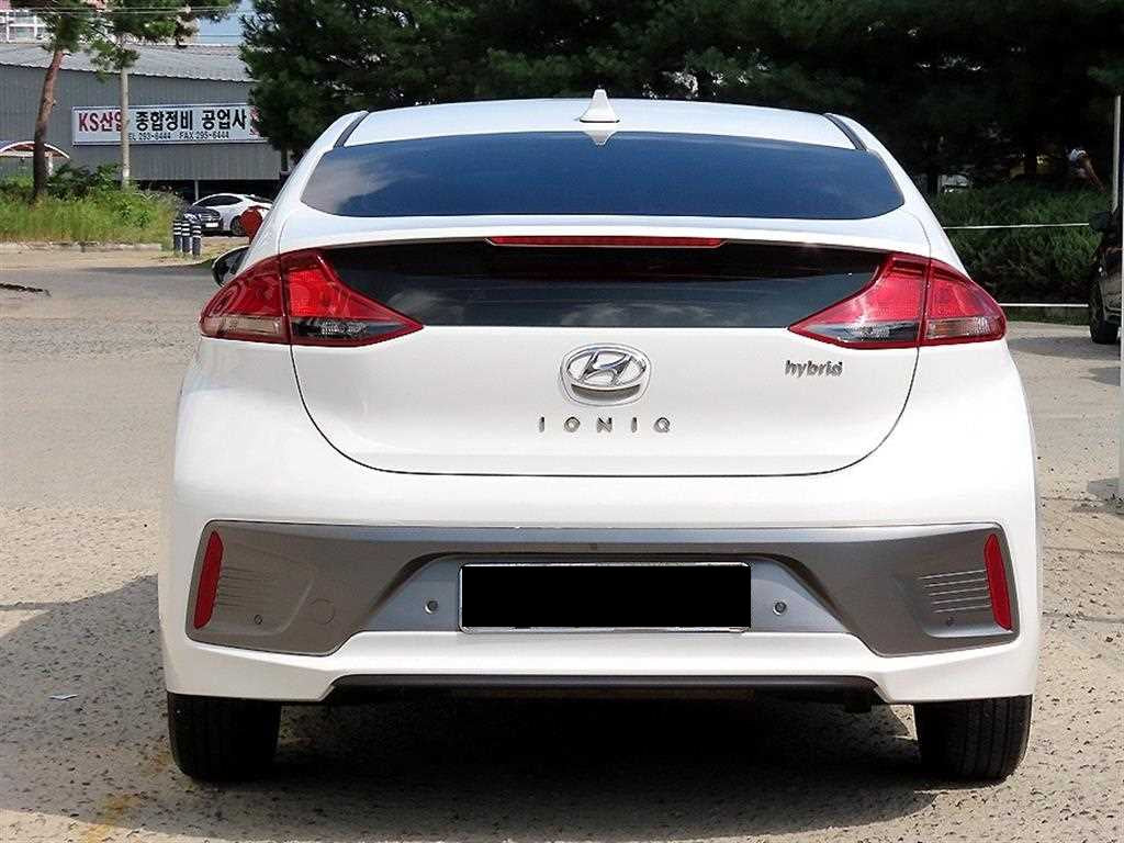 Hyundai Ioniq — photo 04