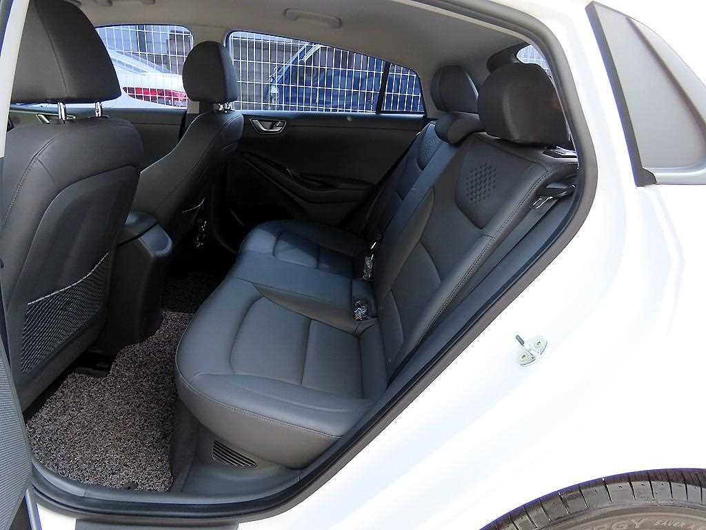 Hyundai Ioniq — photo 06
