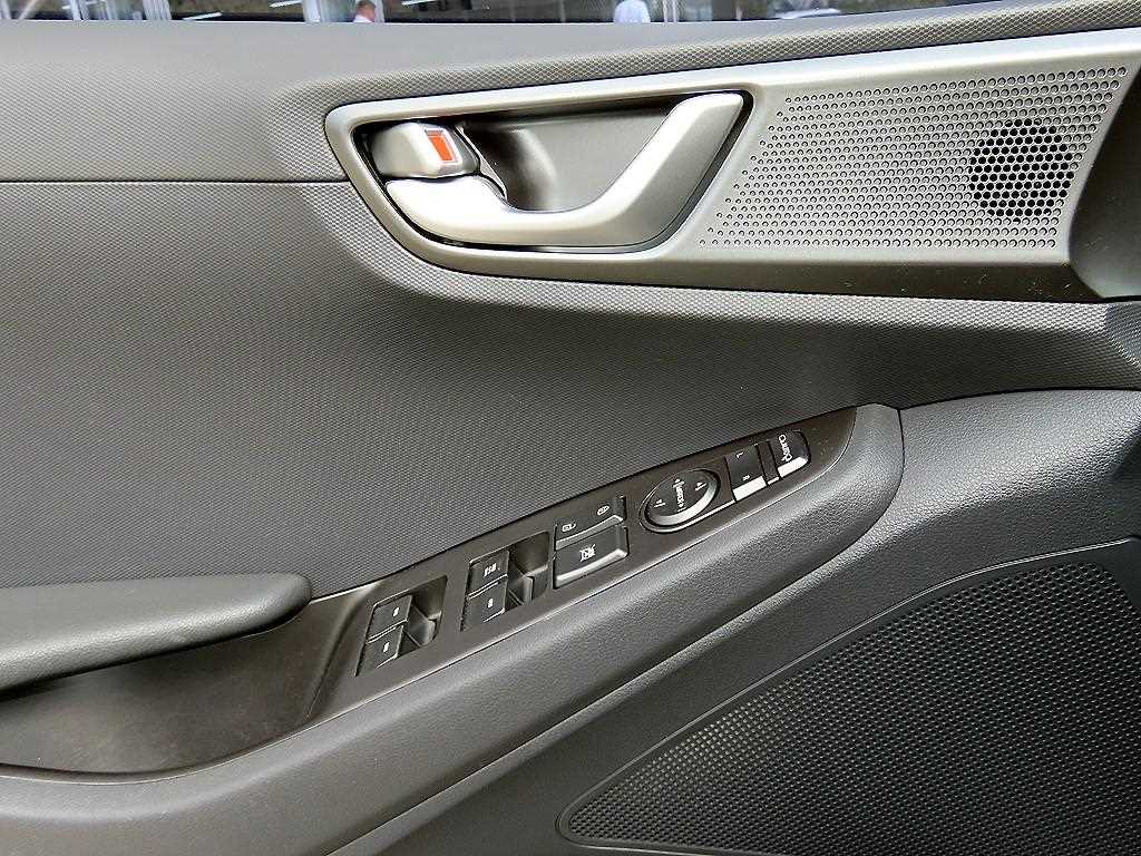 Hyundai Ioniq — photo 11