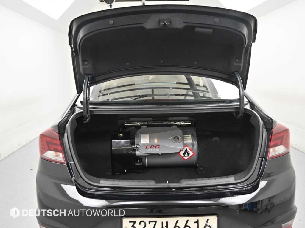 Hyundai Avante — photo 19