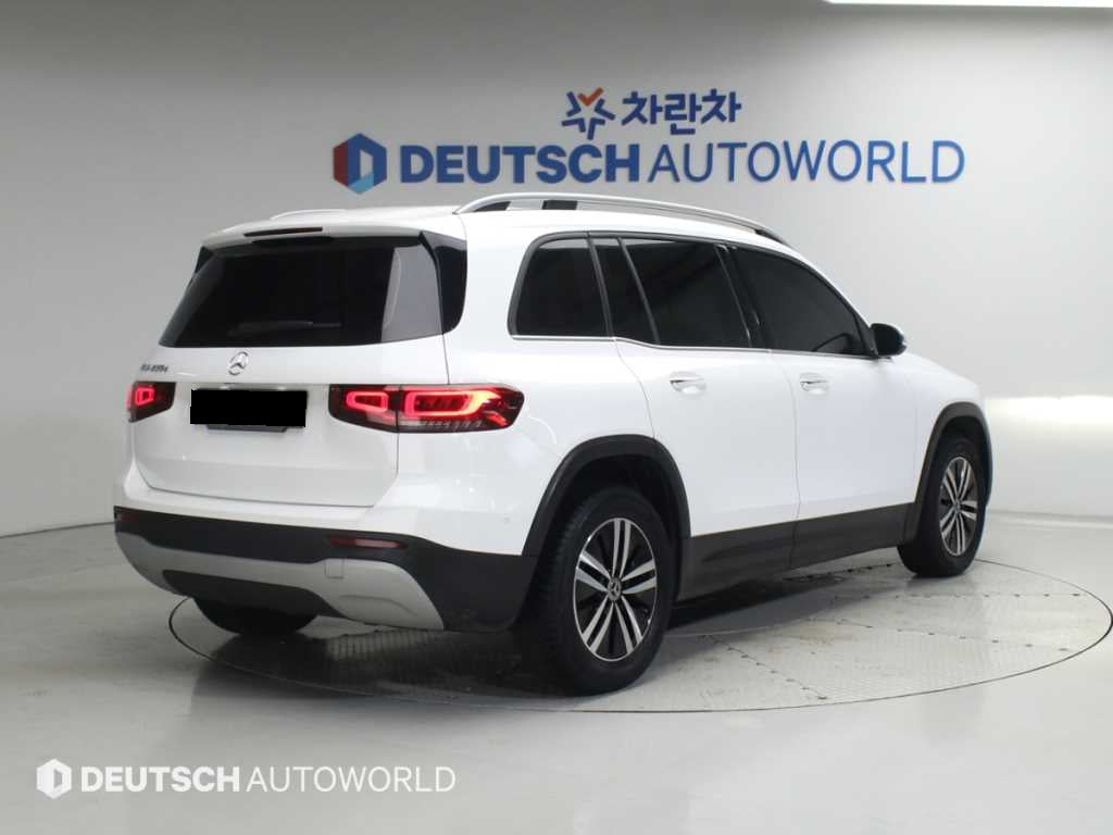 Mercedes-Benz GLB-Class — photo 02